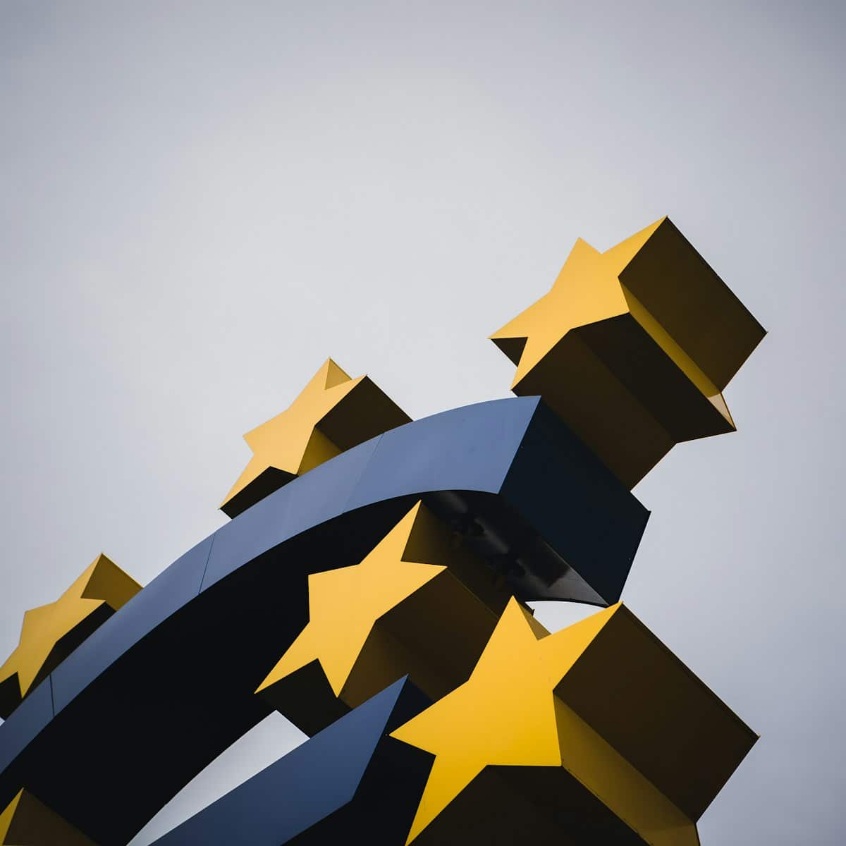 Expectativas para as Taxas de Juros em 2025: Um Panorama Econômico 1 yellow and black star illustration